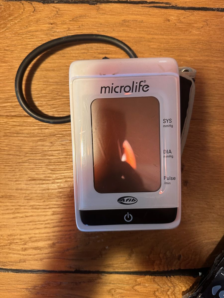 Misuratore di pressione portatile usato durante la visita cardiologica